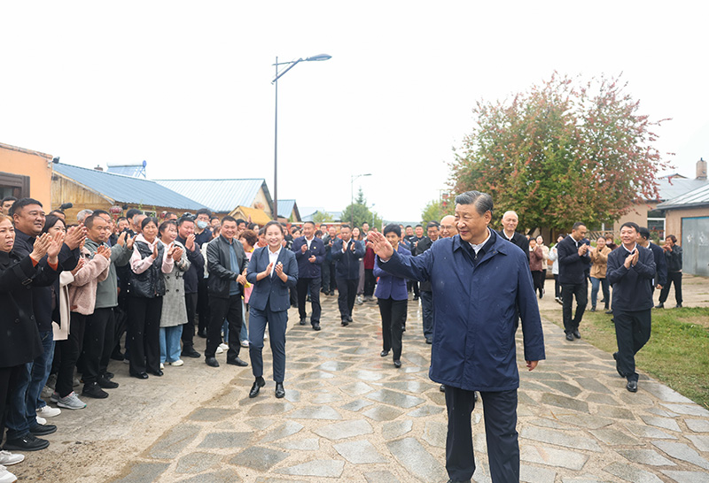 9月6日至8日，中共中央总书记、国度主席、中央军委主席习近平在黑龙江调查。这是6日下午，习近平在大兴安岭地域漠河市北极村调查时，向本地人民挥手致意。