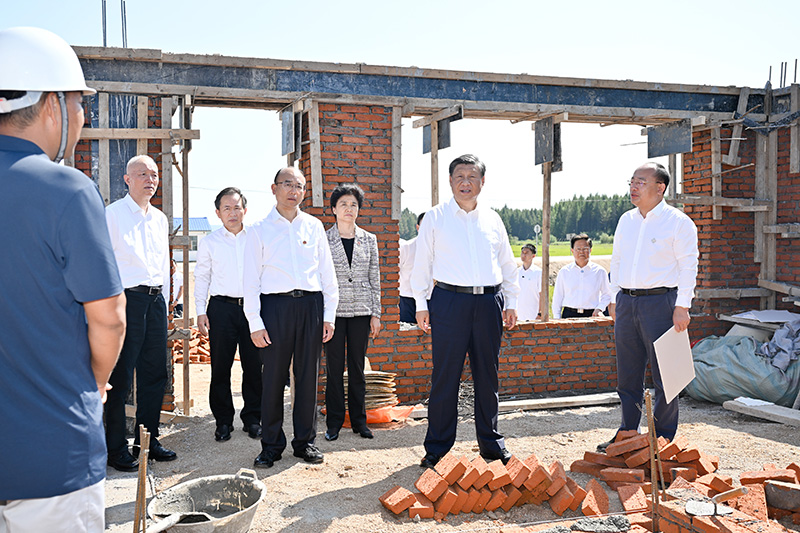 9月6日至8日，中共中央总书记、国度主席、中央军委主席习近平在黑龙江调查。这是7日上午，习近平在遭逢洪涝灾害的哈尔滨尚志市老街基乡龙王庙村，观察水毁房屋沉建情况。