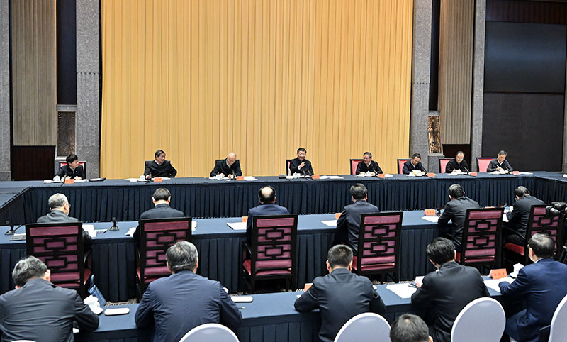 11月30日上午，中共中央总书记、国度主席、中央军委主席习近平在上海主持召开深刻推动长三角一体化发展座谈会并颁发沉要讲话。
