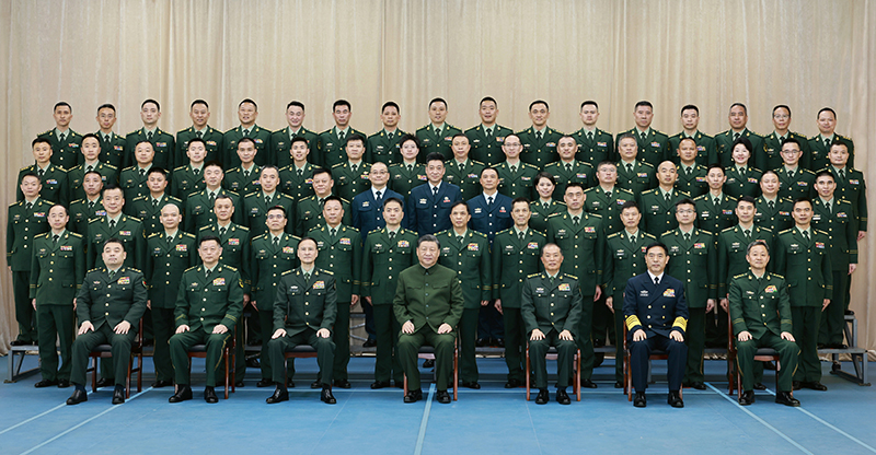 11月29日，中共中央总书记、国度主席、中央军委主席习近平到武警海警总队东海海区指挥部视察。这是习近平亲切接见东海海区指挥部有关同道，同各人合影留想。